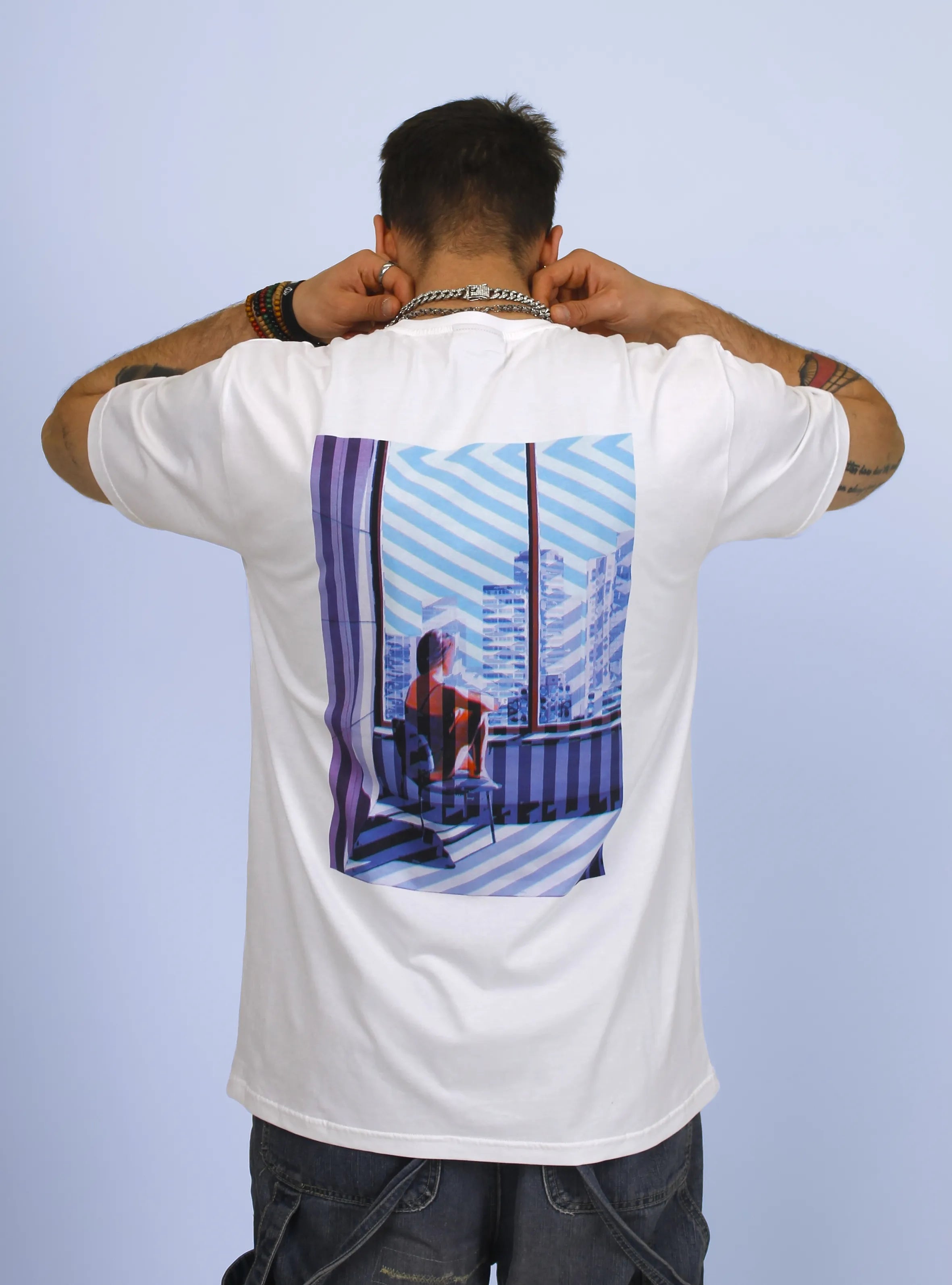 HIGH-RISE – BACK PRINT – WHITE T-SHIRT