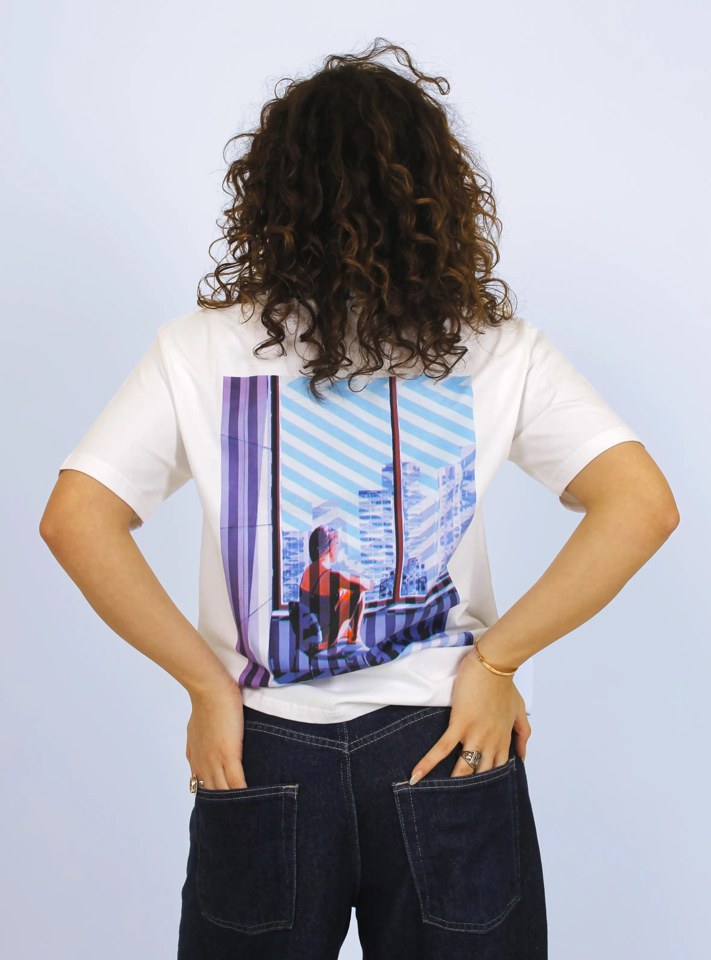 HIGH-RISE – BACK PRINT – WHITE T-SHIRT
