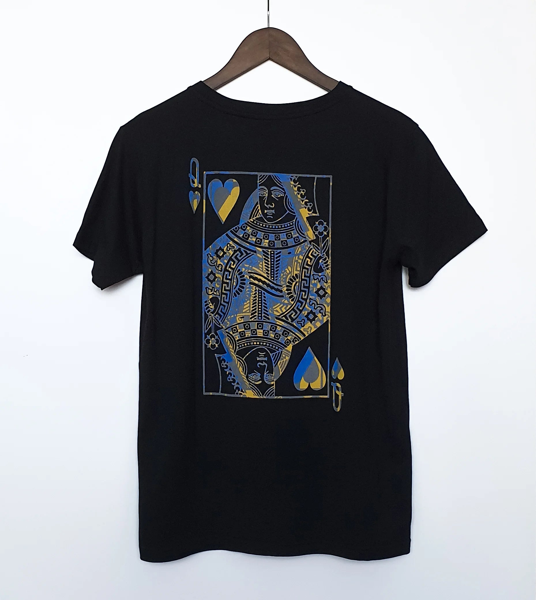 QUEEN OF ARTS – BACK PRINT – BLACK T-SHIRT